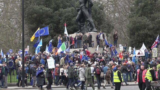 İngiltere'de dev ''Brexit'i halka bırakın'' yürüyüşü