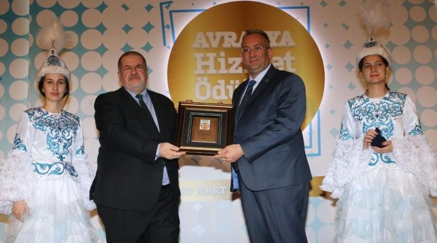 DAİB Başkanı Ethem Tanrıver&rsquo;e &ouml;d&uuml;l