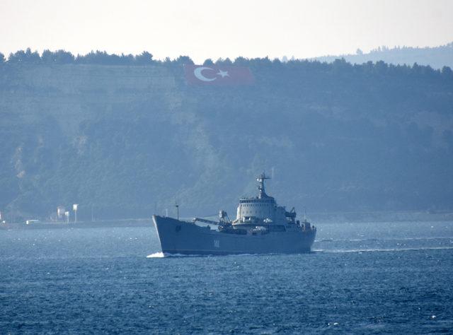 Askeri araç yüklü Rus savaş gemisi, Akdeniz'e doğru yol aldı