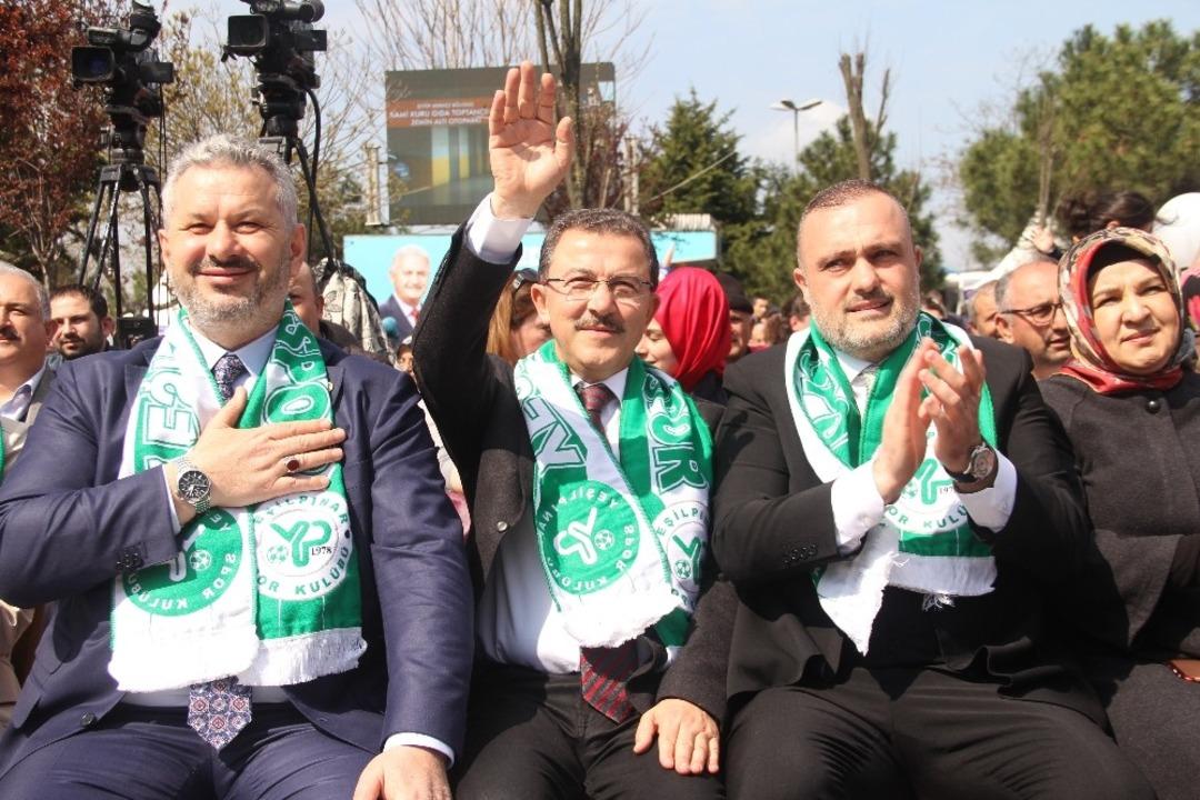 AK Parti Ey&uuml;psultan Belediye Başkan adayı K&ouml;ken, lezzet festivalinde vatandaşlarla buluştu