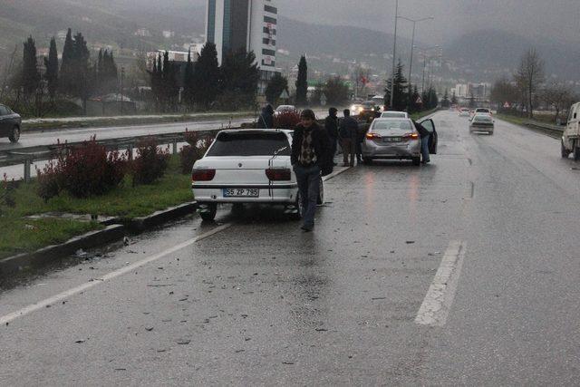 Zincirleme trafik kazasında 4 otomobil birbirine girdi