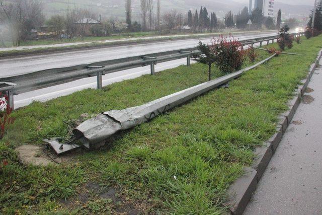 Zincirleme trafik kazasında 4 otomobil birbirine girdi