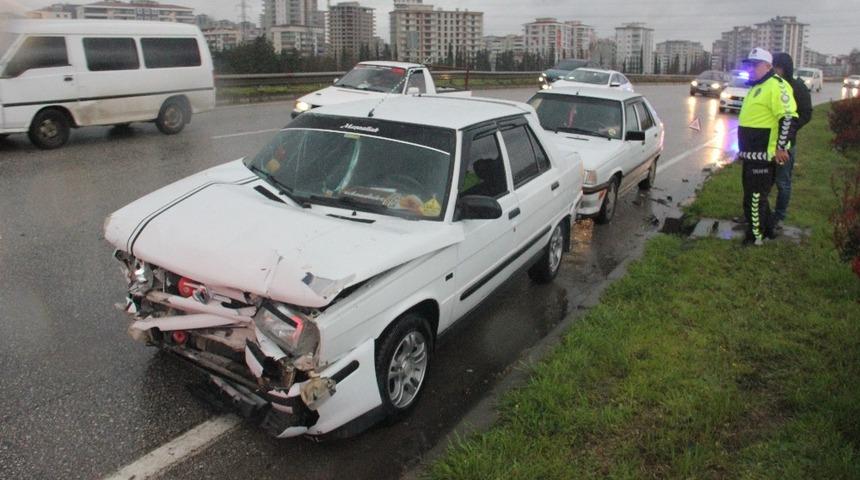 Zincirleme trafik kazasında 4 otomobil birbirine girdi