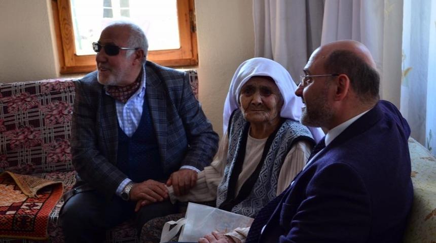 93 yaşındaki Ayşe Oral: "Allah, Cumhurbaşkanımızı başımızdan eksik etmesin"