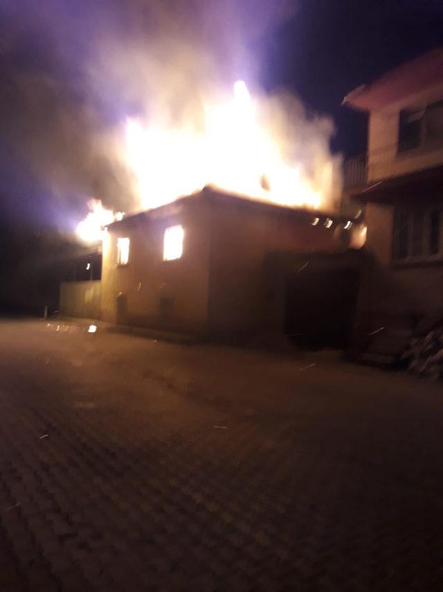 Denizli'de 2 katlı ev alev yandı