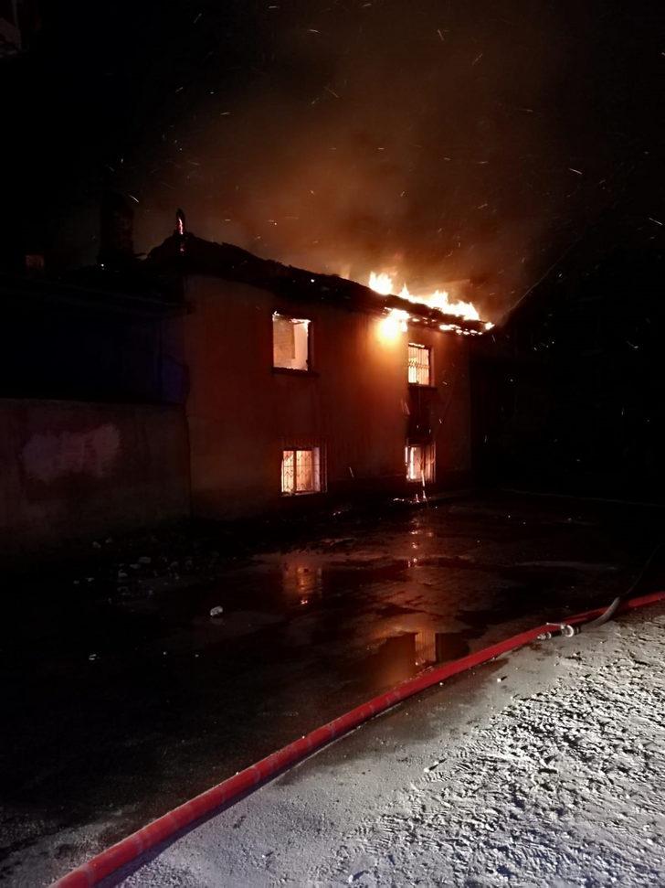 Denizli'de 2 katlı ev alev yandı