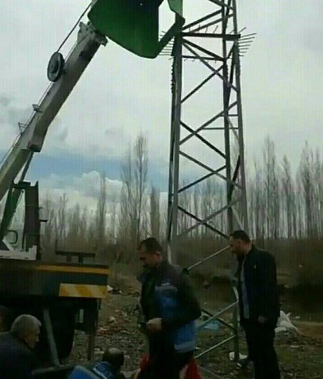 Elektrik hattında bakım yapan 2 işçi, 6 metre yükseklikten başka bir işçinin üzerine düştü