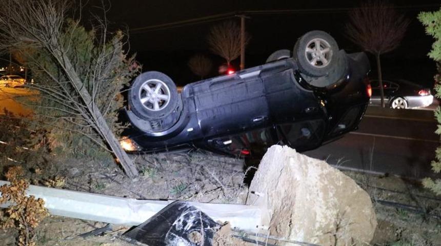 Dikkatsiz sürücü otoyolu savaş alanına çevirdi! Aydınlatma direğini bile yerinden söktü!