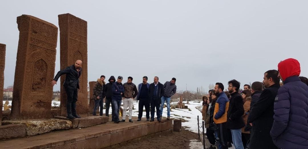 Aday &ouml;ğretmenlere Ahlat&rsquo;ın tarihi mekanları gezdirildi