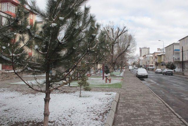 Kayseri’de Mart ayının son günlerinde kar yağdı