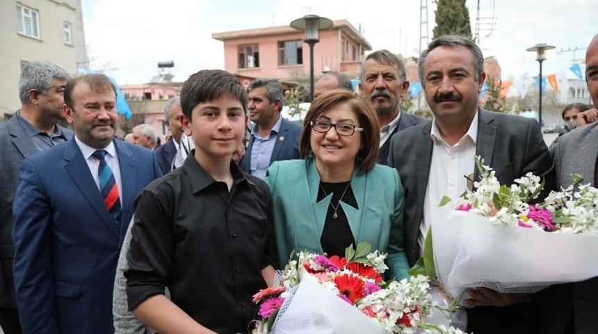 Fatma Şahin kırsal mahallere &ccedil;ıkarma yaptı