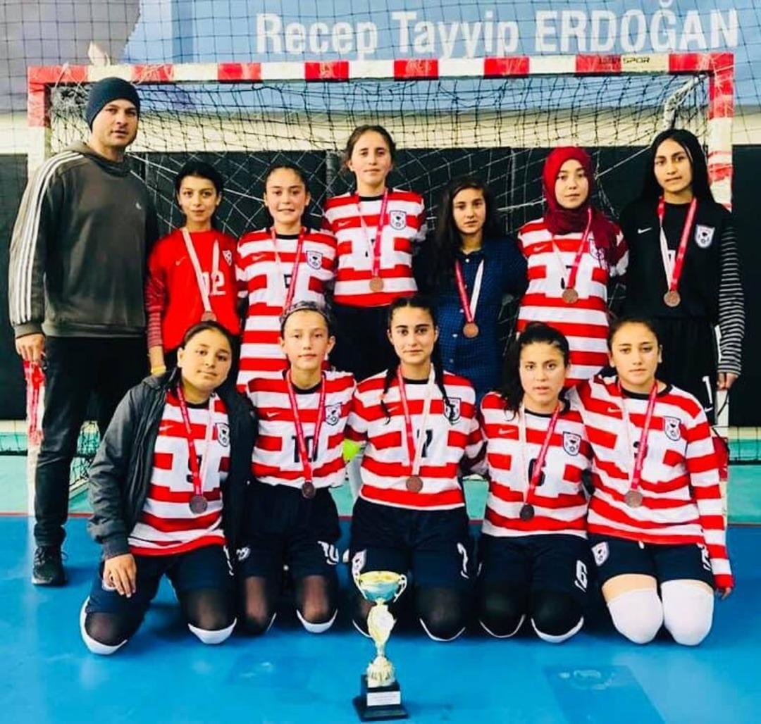 Karaisalı&rsquo;da bir k&ouml;y okulu futsalda Adana &uuml;&ccedil;&uuml;nc&uuml;s&uuml; oldu