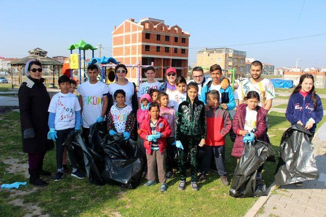 (Özel) Dans ederek çöp topladılar