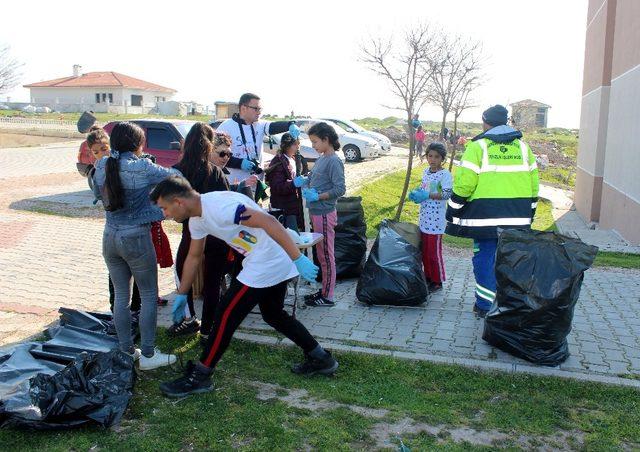 (Özel) Dans ederek çöp topladılar