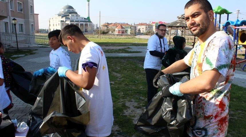 (&Ouml;zel) Dans ederek &ccedil;&ouml;p topladılar