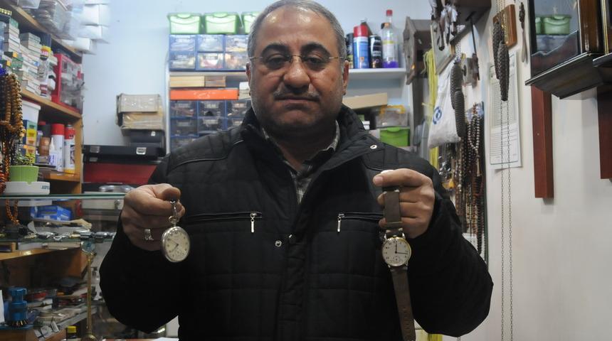 Asırlık k&ouml;stekli saatleri kol saatine &ccedil;eviriyor