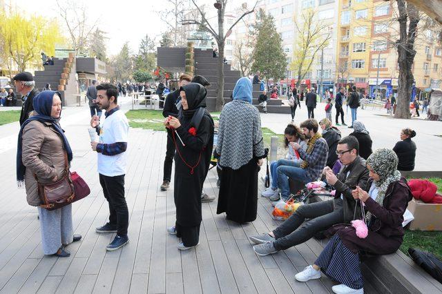 Erkek üniversite öğrencileri, köy çocukları için atkı ve bere ördü