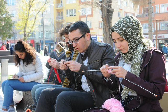 Erkek üniversite öğrencileri, köy çocukları için atkı ve bere ördü