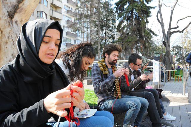 Erkek üniversite öğrencileri, köy çocukları için atkı ve bere ördü