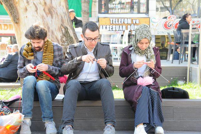 Erkek üniversite öğrencileri, köy çocukları için atkı ve bere ördü