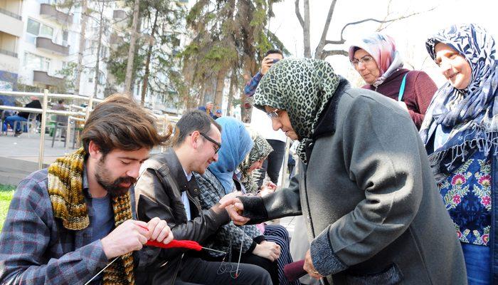 Erkek üniversite öğrencileri, köy çocukları için atkı ve bere ördü