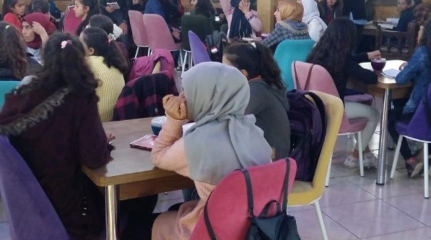 Kurtalanlı gen&ccedil;lerden kafede kitap okuma etkinliği