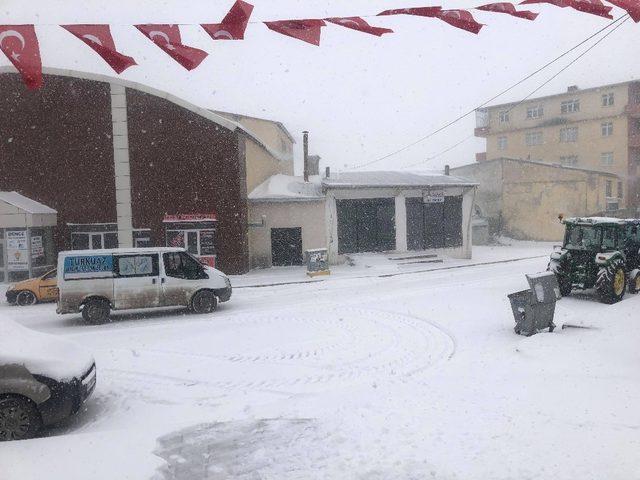 Bahar bayramı kutlayan Çıldır kar yağışının etkisinde kaldı