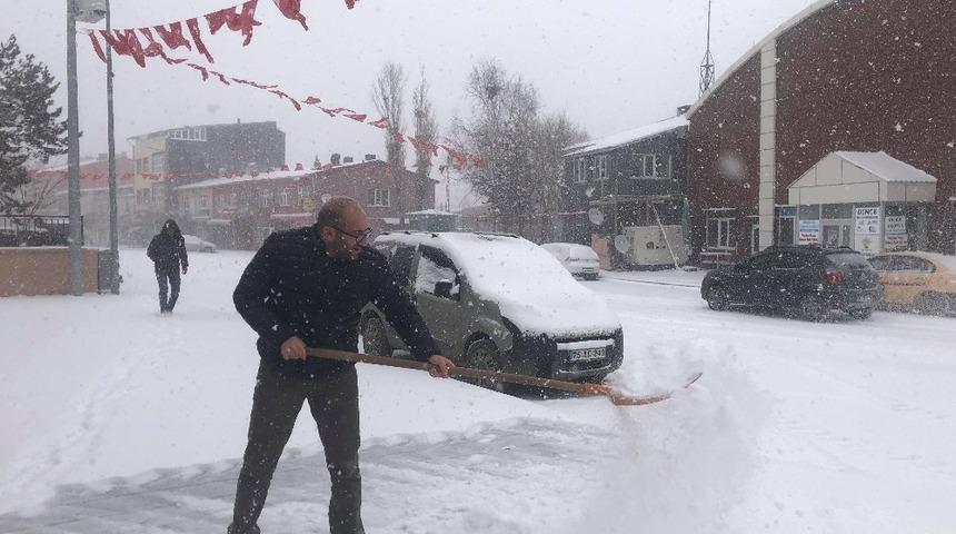Bahar bayramı kutlayan &Ccedil;ıldır kar yağışının etkisinde kaldı