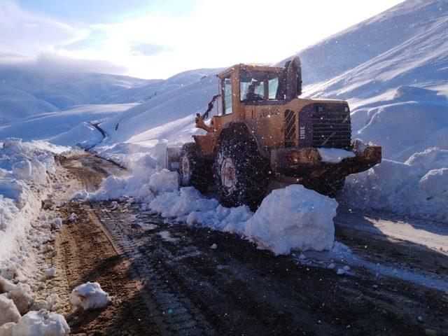 Hakkari’de yol genişletme çalışması