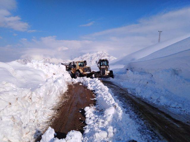 Hakkari’de yol genişletme çalışması