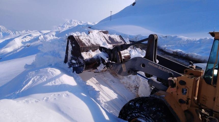 Hakkari’de yol genişletme çalışması