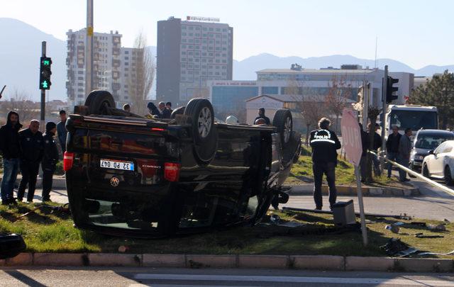 Minibüs ile otomobil çarpıştı: 1 ölü, 7 yaralı