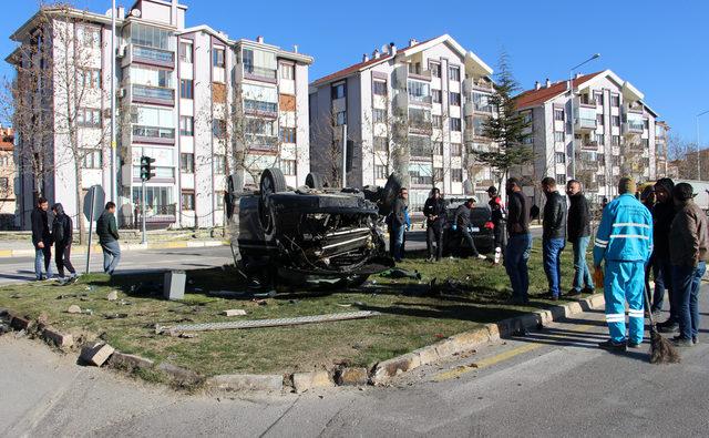 Minibüs ile otomobil çarpıştı: 1 ölü, 7 yaralı