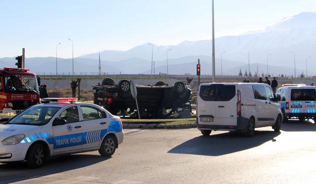 Minibüs ile otomobil çarpıştı: 1 ölü, 7 yaralı