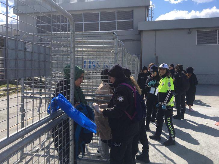 Bayrağını alan Yenikapı Mitingi'ne koştu! Alana böyle geldiler G5