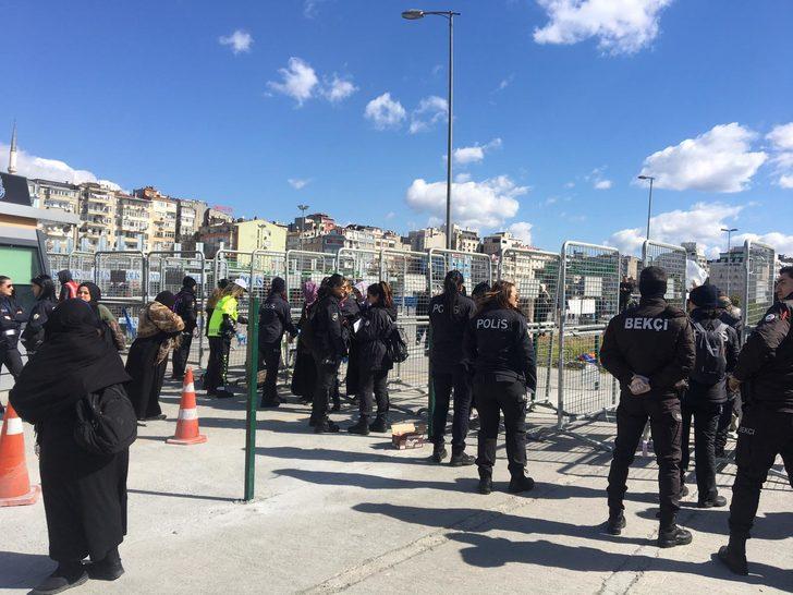 Bayrağını alan Yenikapı Mitingi'ne koştu! Alana böyle geldiler G3