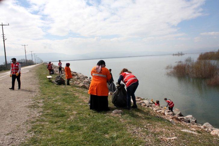 Genç Kızılaycılar kuş cenneti kıyısında temizlik yaptı G1