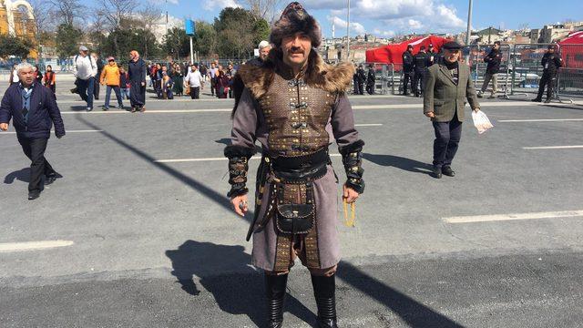 Bayrağını alan Yenikapı Mitingi'ne koştu! Alana böyle geldiler