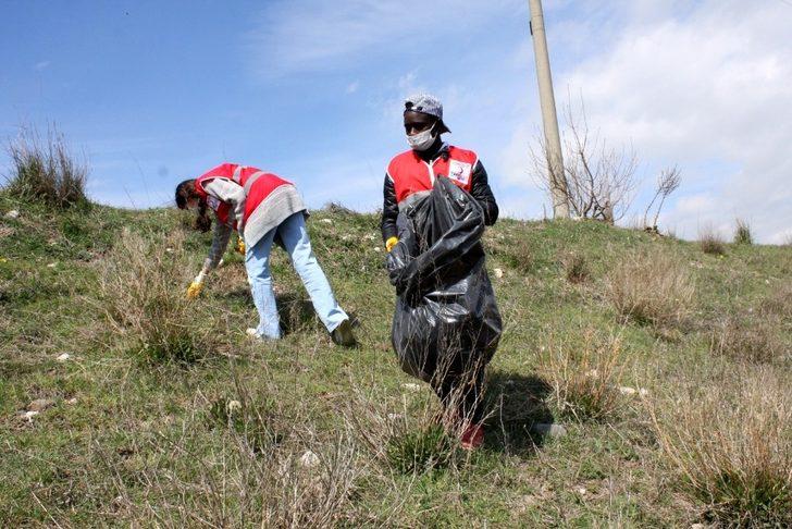 Genç Kızılaycılar kuş cenneti kıyısında temizlik yaptı G2