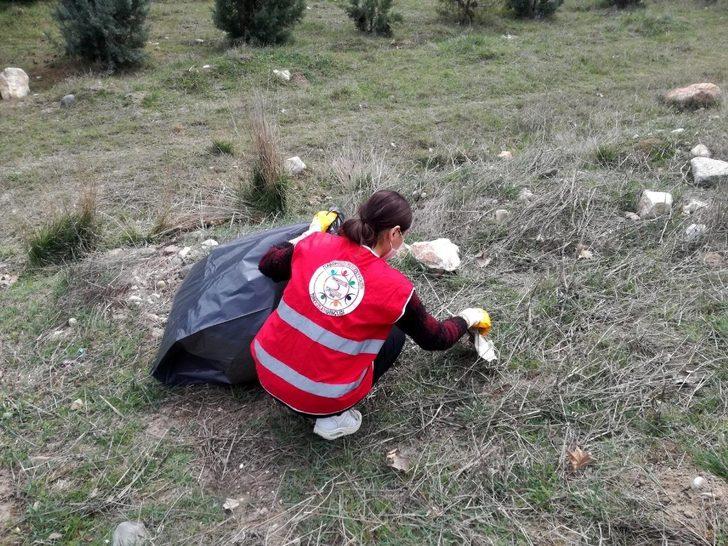 Genç Kızılaycılar kuş cenneti kıyısında temizlik yaptı G4