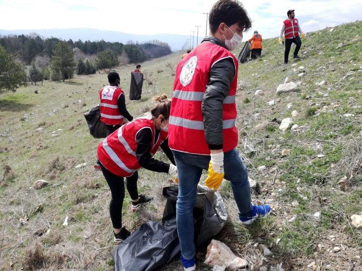 Genç Kızılaycılar kuş cenneti kıyısında temizlik yaptı G5