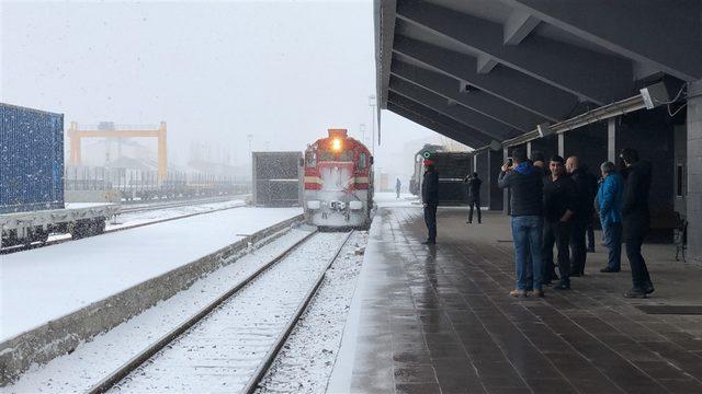 İlk özel yolcu treni Kars’a geldi