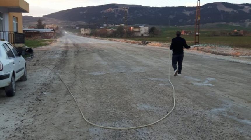 Yolda oluşan toza vatandaşlar su ile müdahale ediyor