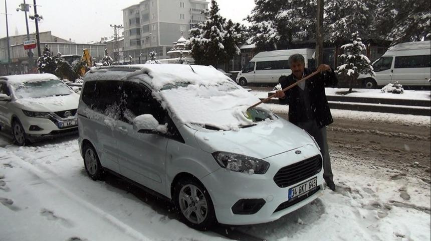 Ahlat&rsquo;ta kar yağışı