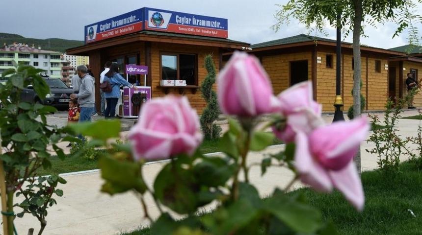 15 Temmuz Şehitler Parkında, 230 bin bardak &uuml;cretsiz &ccedil;ay ikram edildi