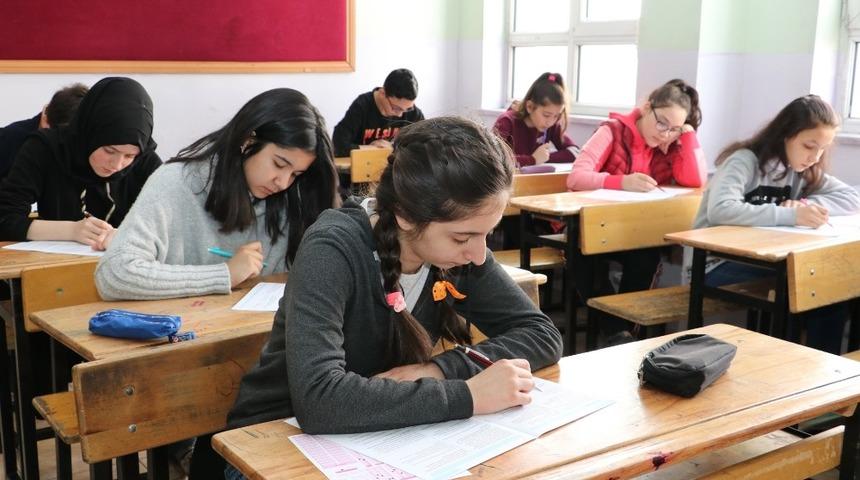 Binlerce &ouml;ğrenci &Ccedil;anakkale i&ccedil;in yarıştı