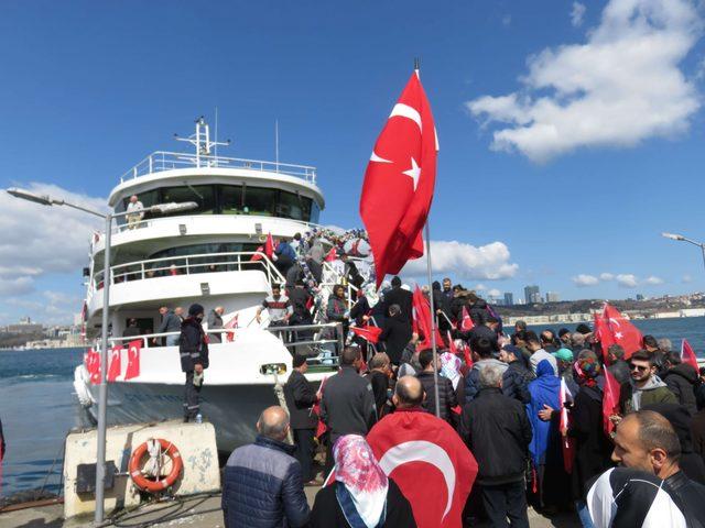 Üsküdar'dan Yenikapı'ya tekne ve vapurlarla geçiyorlar