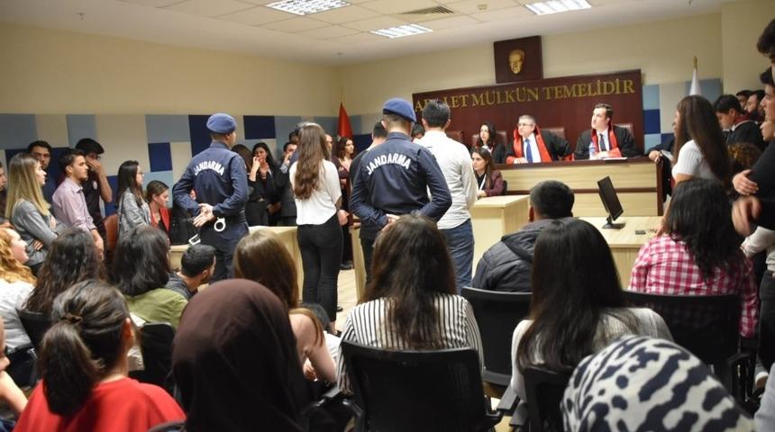 Fuarda gerçek mahkeme kurularak, 12 yıl önce görülen dava canlandırıldı