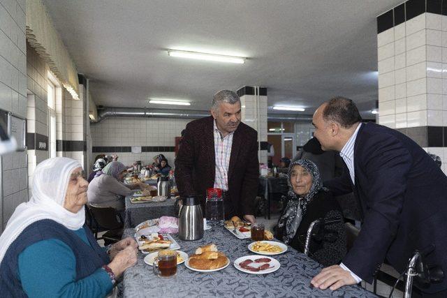 Başkan Çelik, Yaşlılara Saygı Haftası’nda Huzurevi’ndeki yaşlılarımızla bir araya geldi