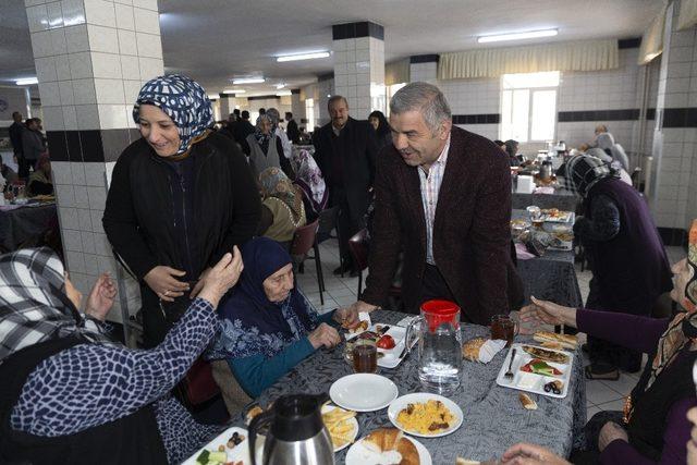 Başkan Çelik, Yaşlılara Saygı Haftası’nda Huzurevi’ndeki yaşlılarımızla bir araya geldi